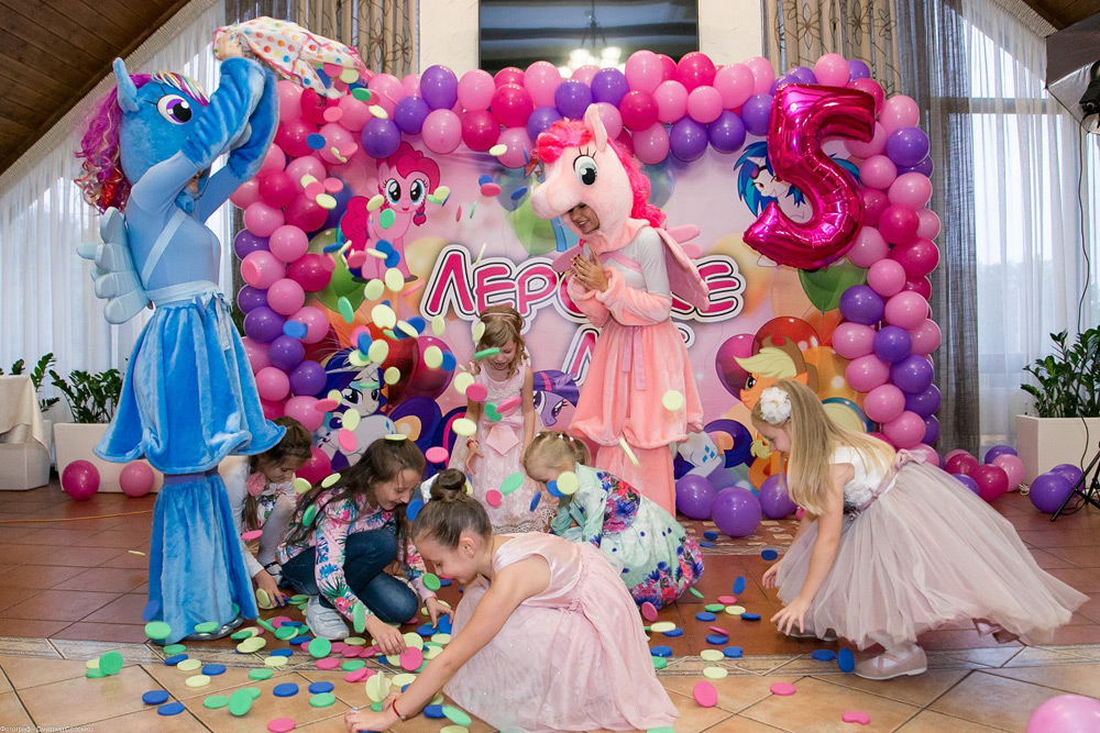 Аниматоры в костюмах Пони на детском дне рождения