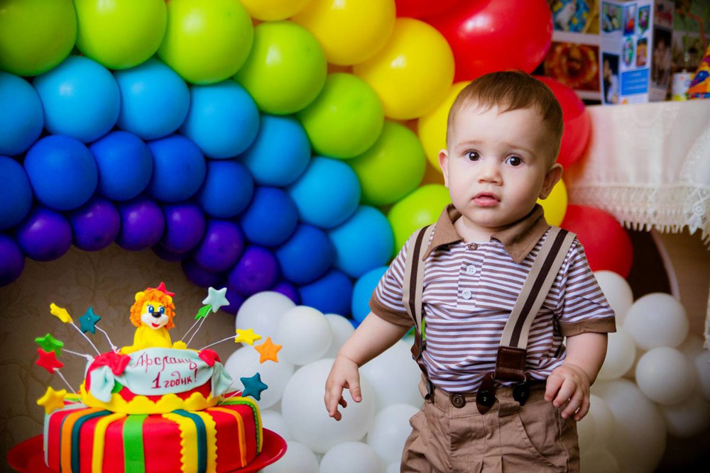 Как украсить помещение на первый день рождения малыша?