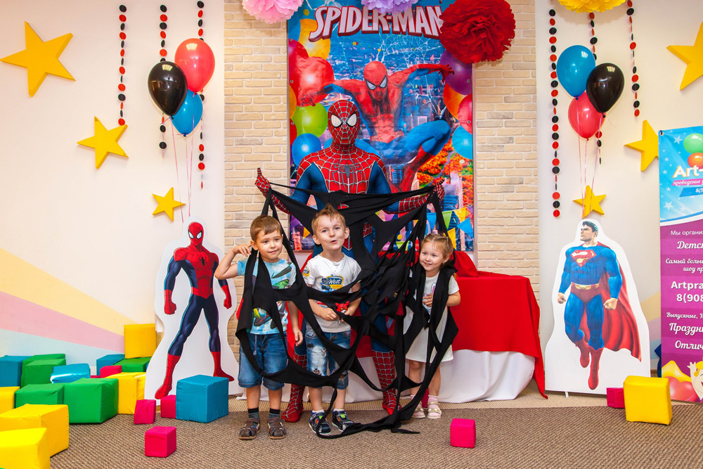Украшение комнаты на день рождения в стиле Человек-паук